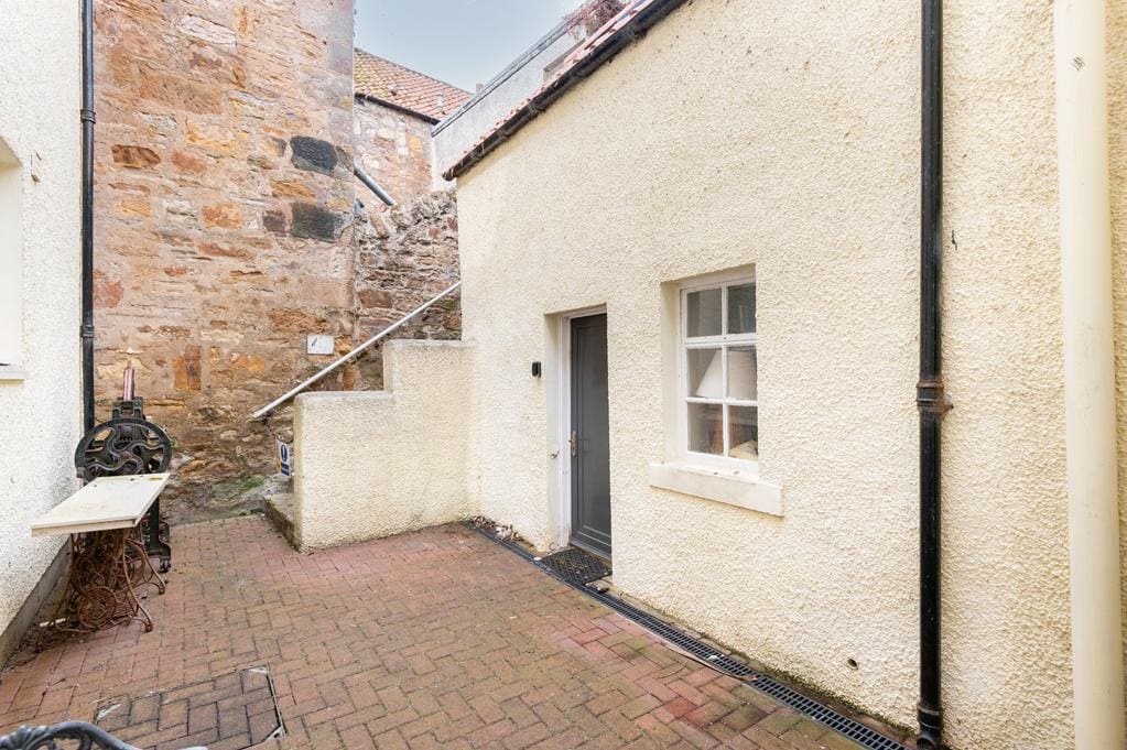 CUP1480SEG COURTYARD AND BOTHY.jpg