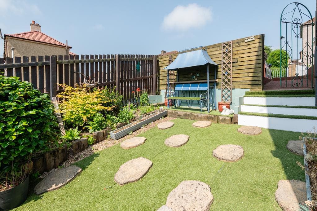 LEV1480PEM SIDE GARDEN.jpg
