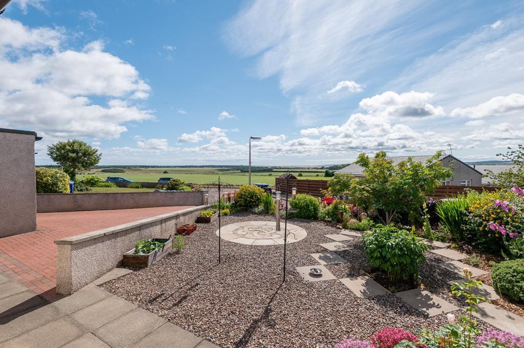 CUP1487SEG FRONT GARDEN.jpg