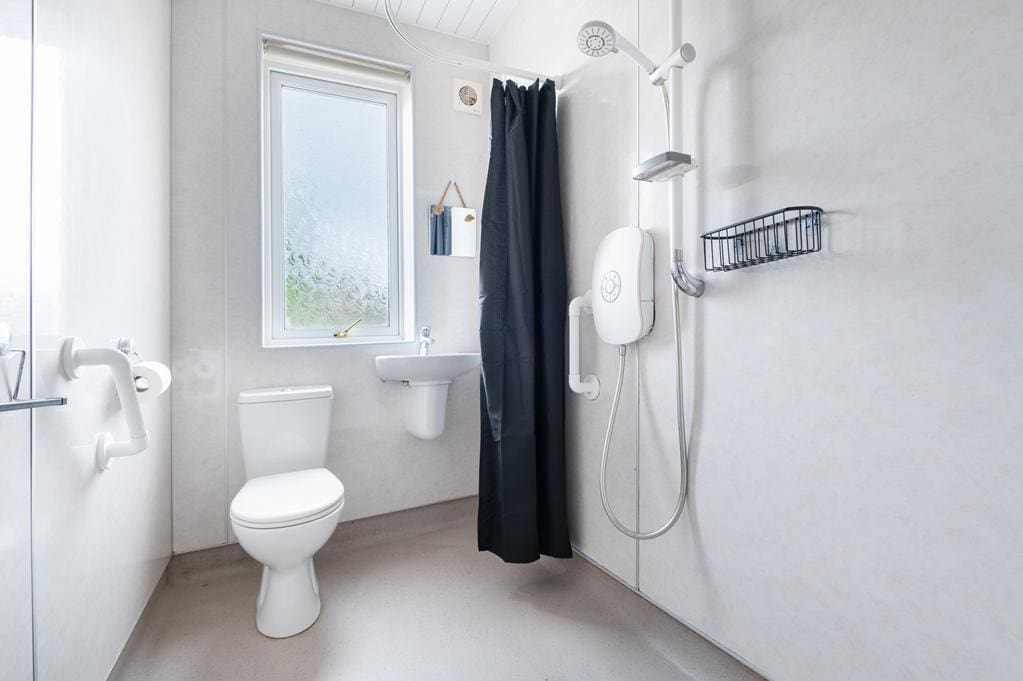 LEV1483PEM WET ROOM.jpg