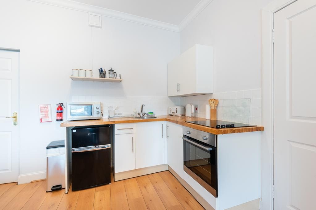 CUP1480SEG MARKET APARTMENT KITCHEN.jpg
