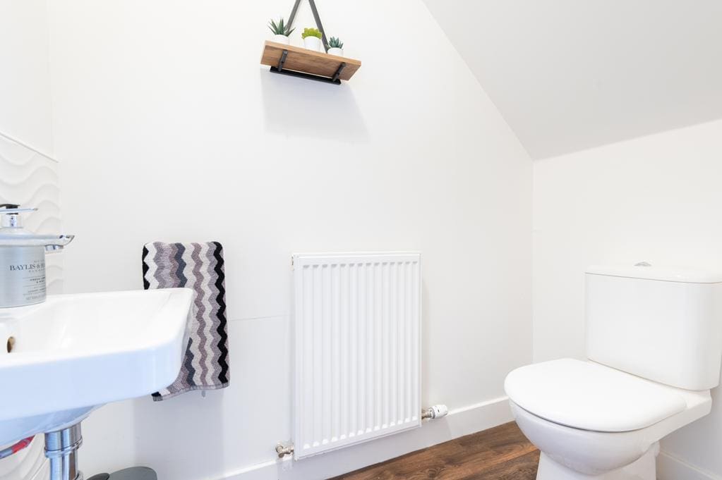 CUP1495SEG DOWNSTAIRS WC.jpg