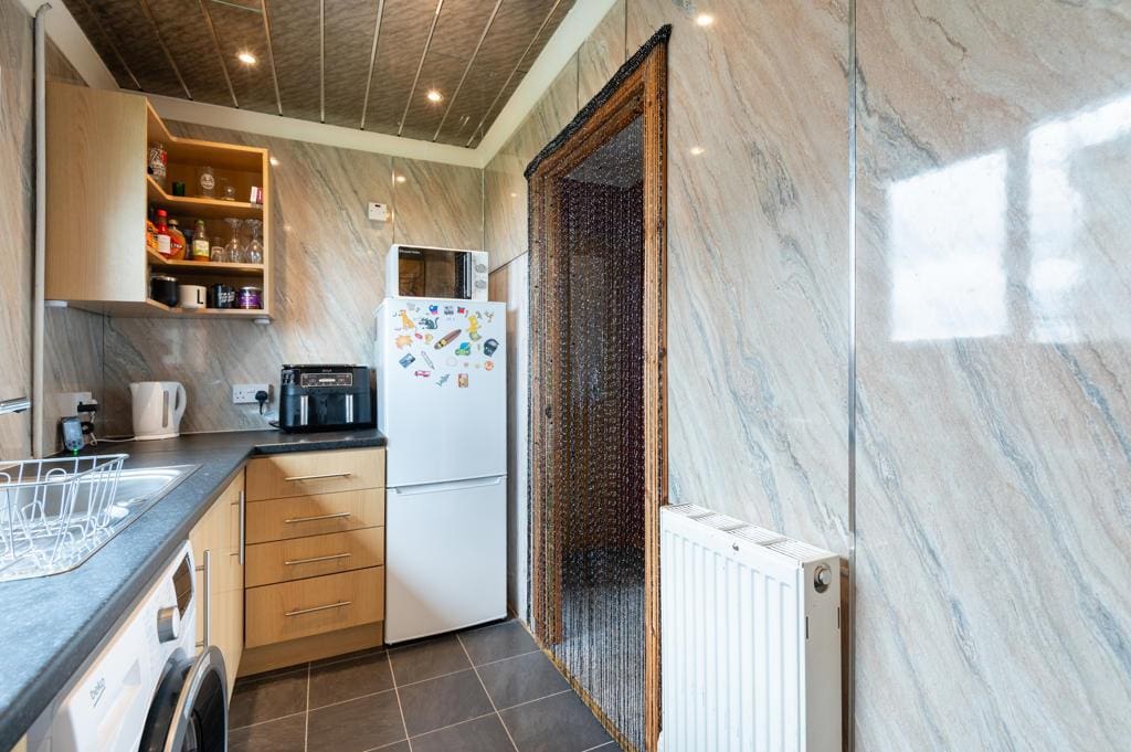 LEV1487PEM KITCHEN RIGHT.jpg