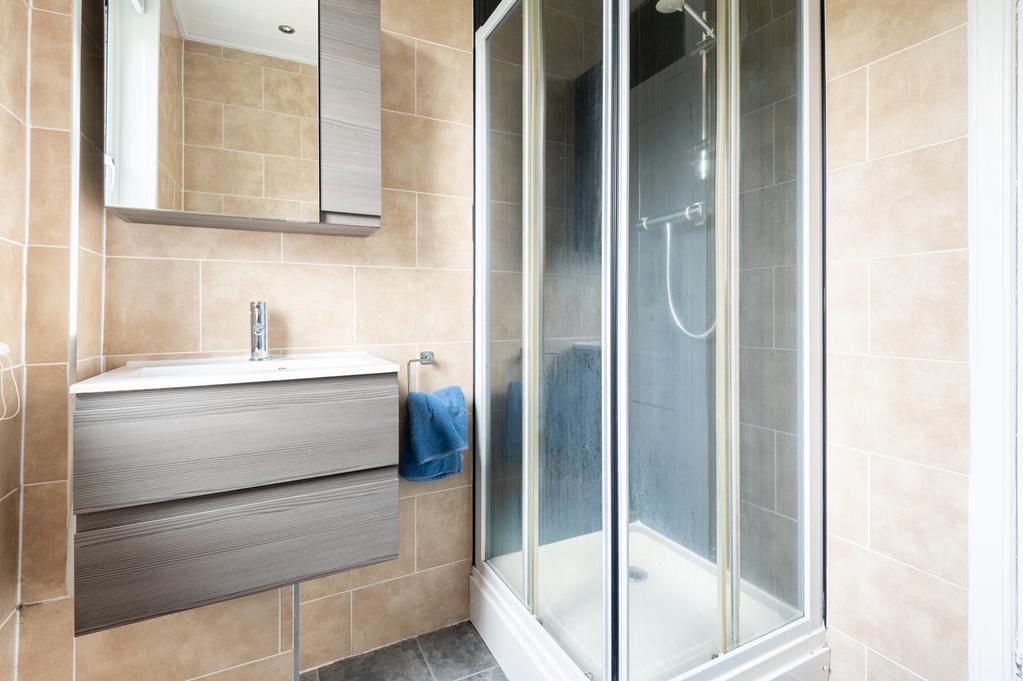 CUP1498SEG SHOWER ROOM.jpg