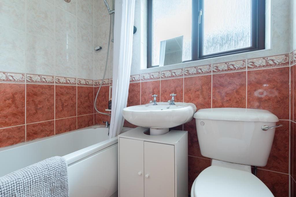LEV1487PEM BATHROOM.jpg