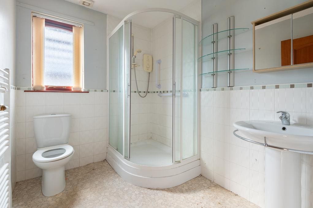 CUP1484SEG SHOWER ROOM.jpg
