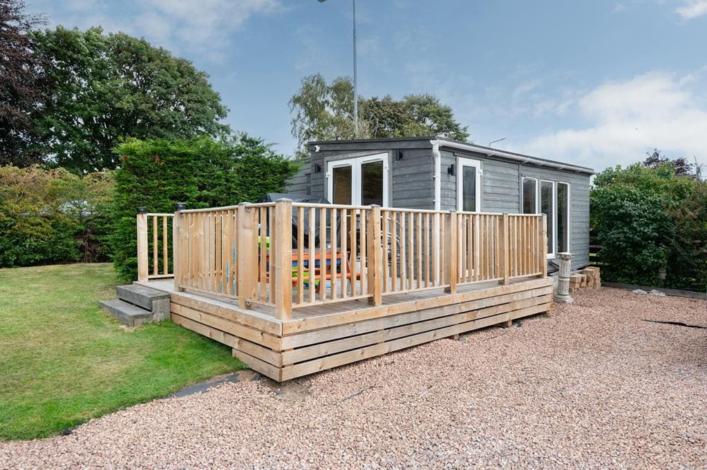 LEV1494PEM SUMMER HOUSE EXTERNAL.jpg
