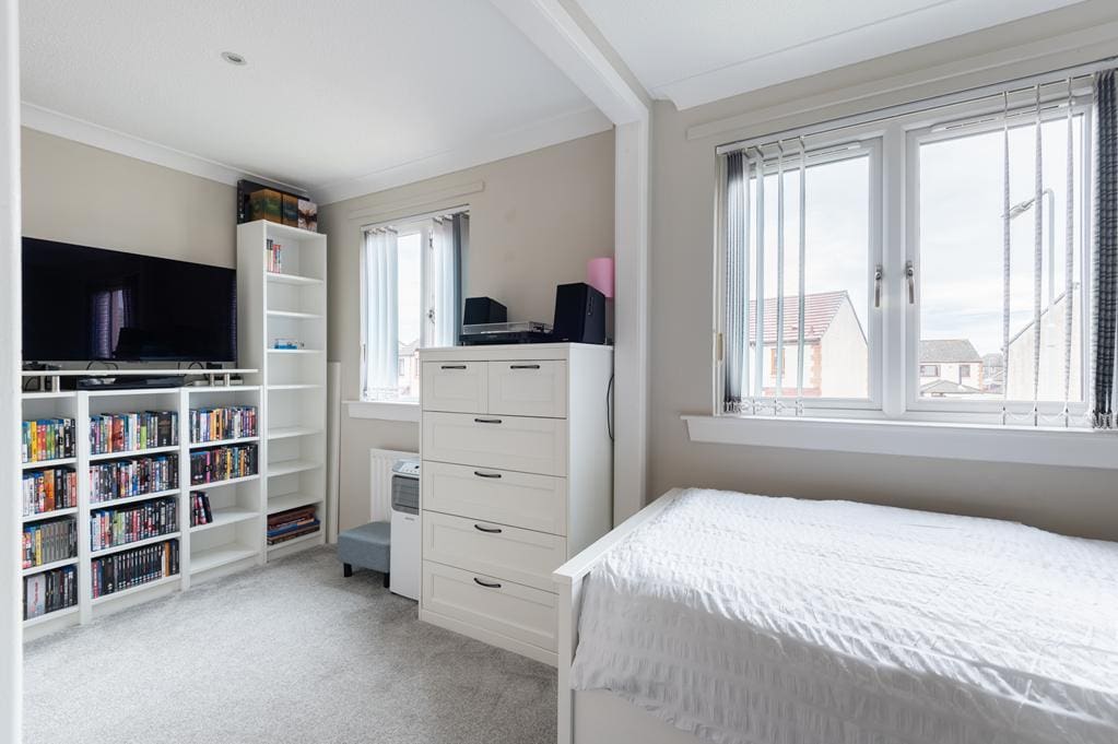 LEV1495PEM BEDROOM 2.jpg