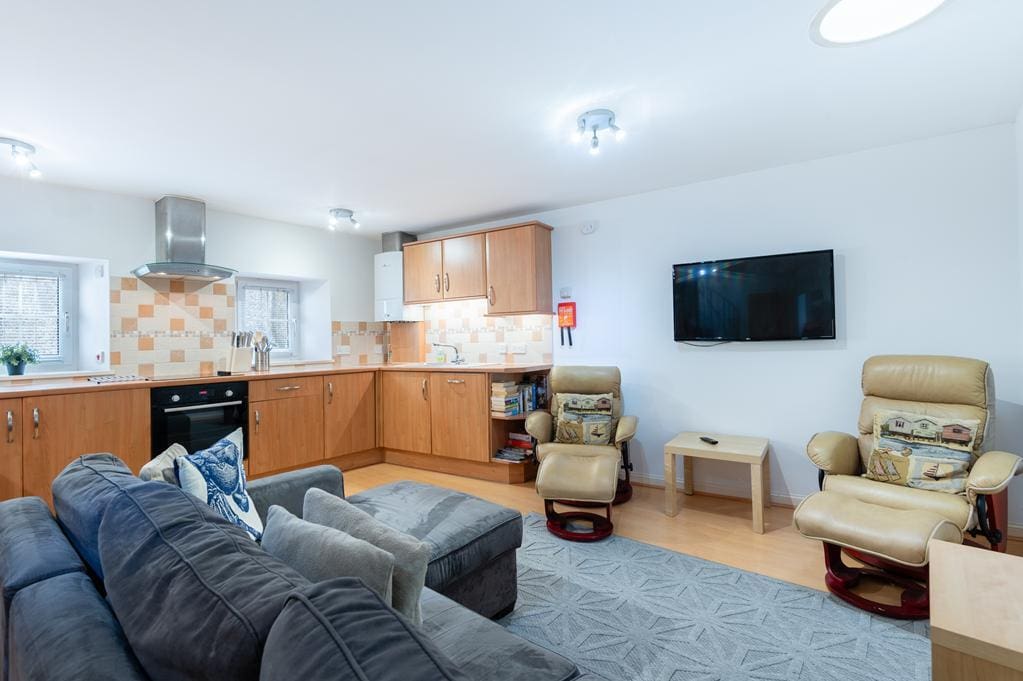 FLAT 9 LIVING AREA TO KITCHE