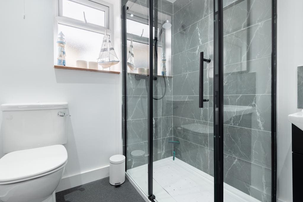 LEV1494PEM SHOWER ROOM.jpg