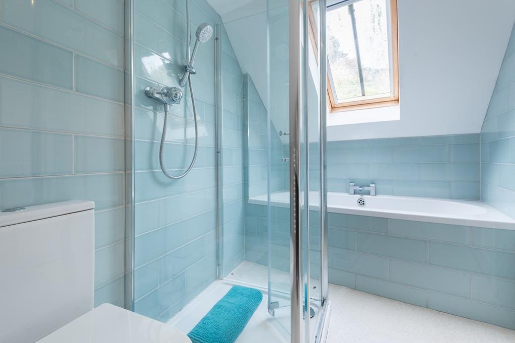 FLAT 9 ENSUITE BATHROOM.