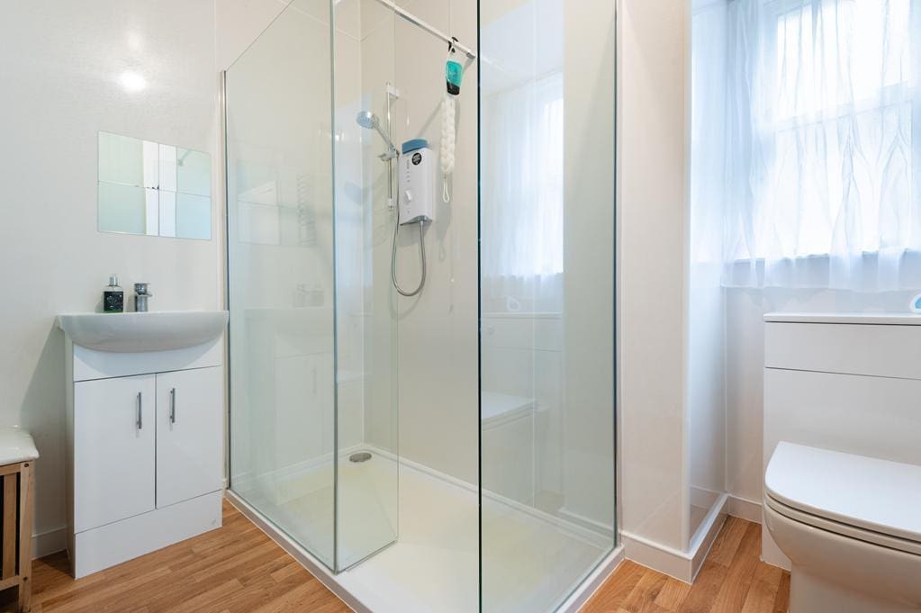 CUP1502SEG SHOWER ROOM.jpg