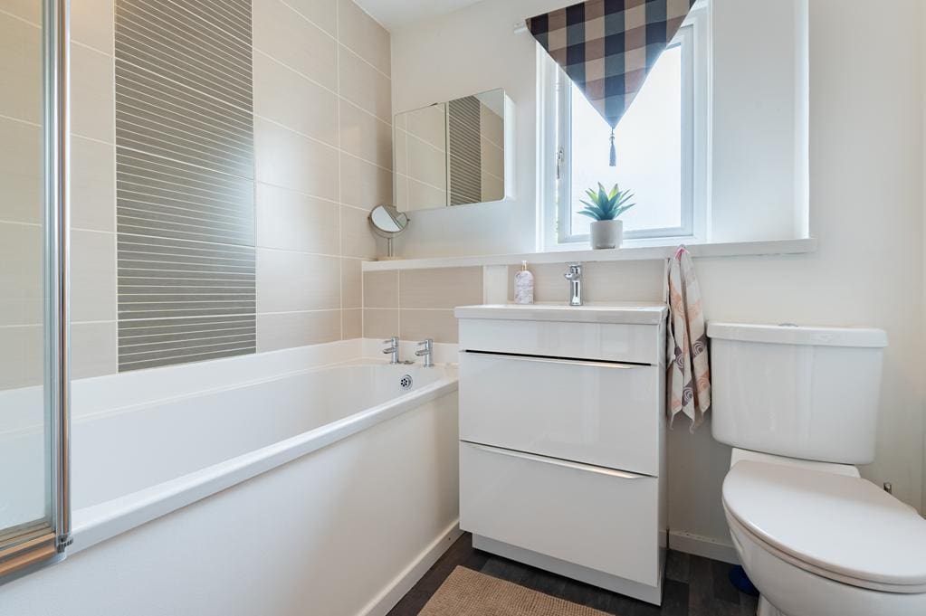 LEV1495PEM BATHROOM.jpg