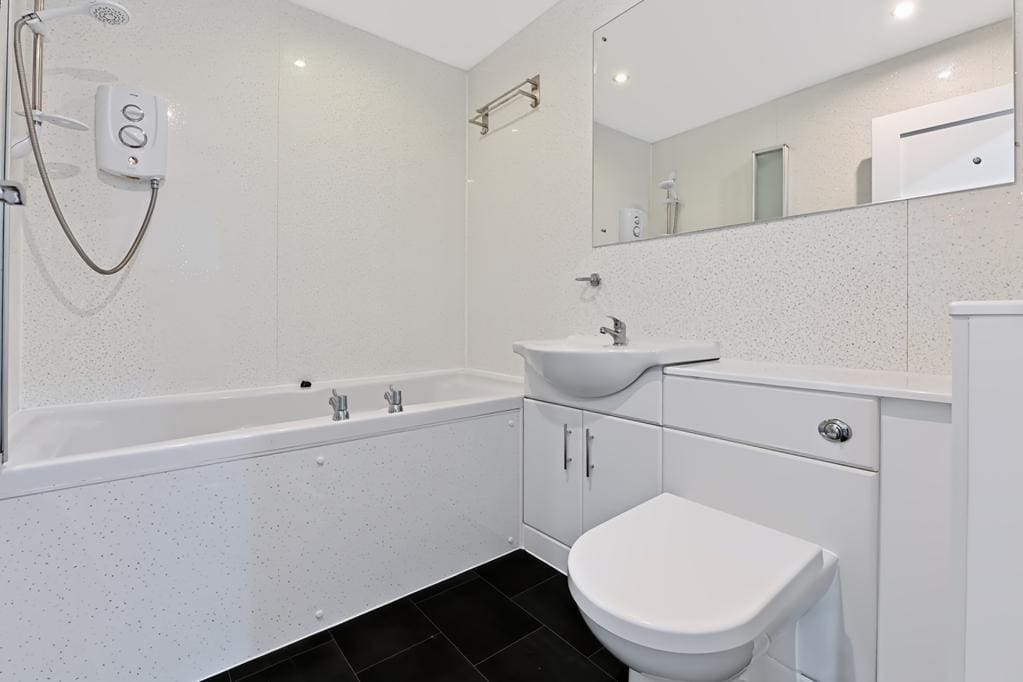 LEV1496PEM BATHROOM.jpg