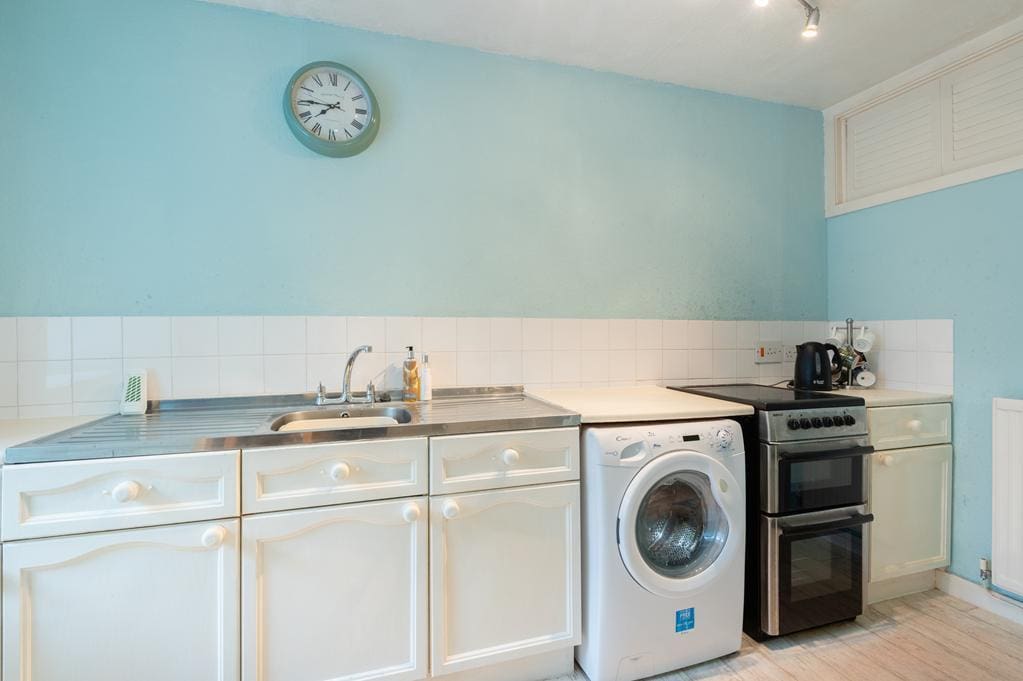 CUP1502SEG KITCHEN AREA.jpg