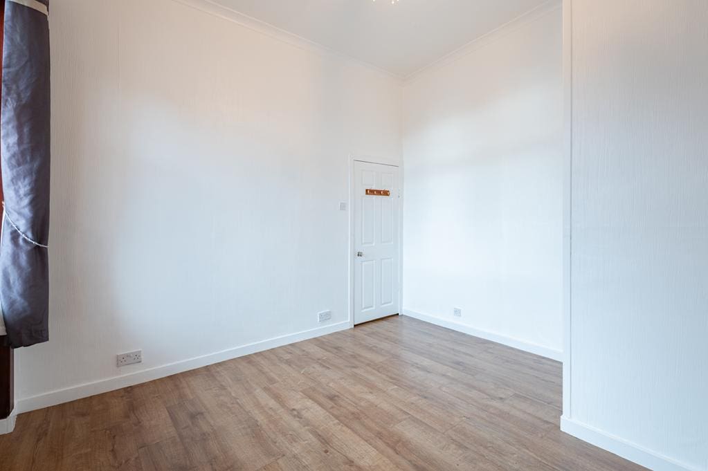 LEV1498PEM BEDROOM 1 AGAIN