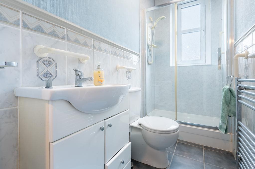 LEV1498PEM SHOWER ROOM