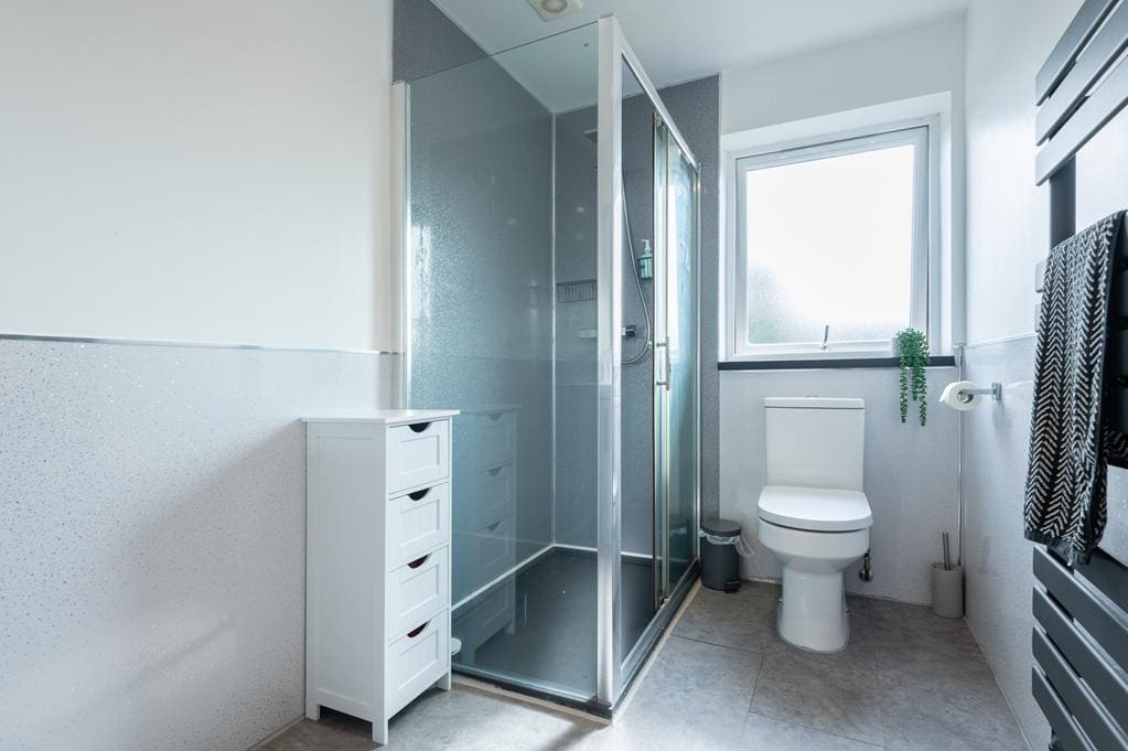 CUP1509SEG MASTER ENSUITE SHOWER ROOM.jpg