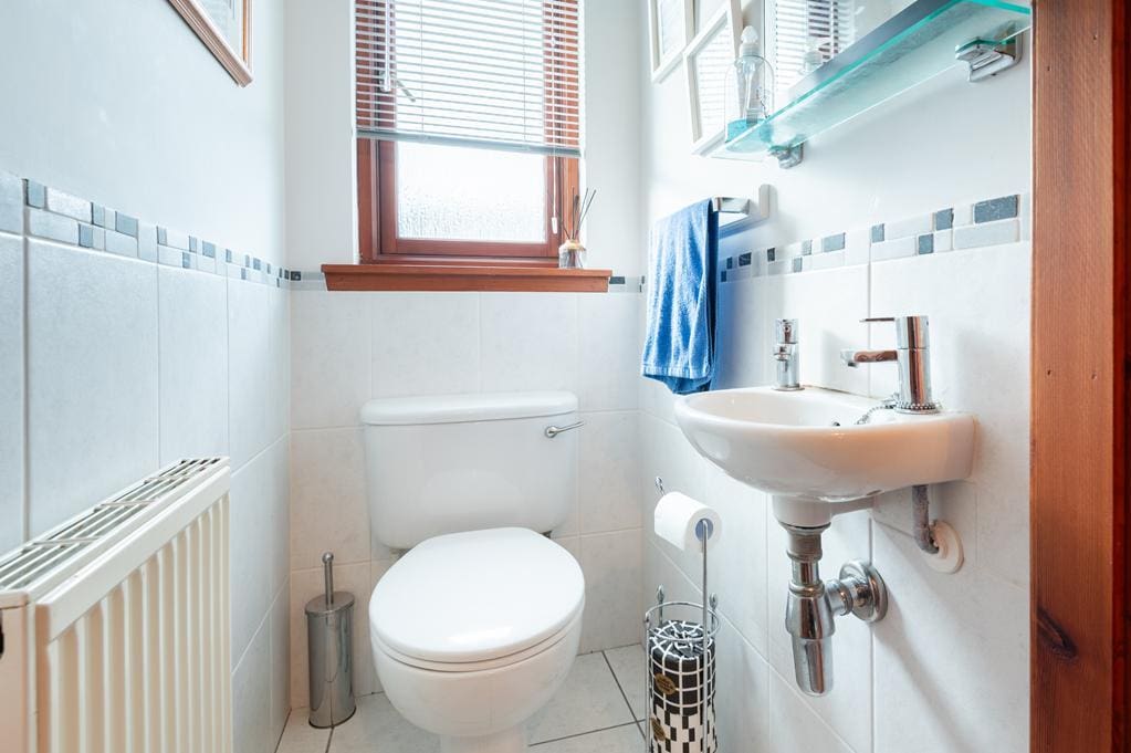 LEV1499PEM DOWNSTAIRS WC