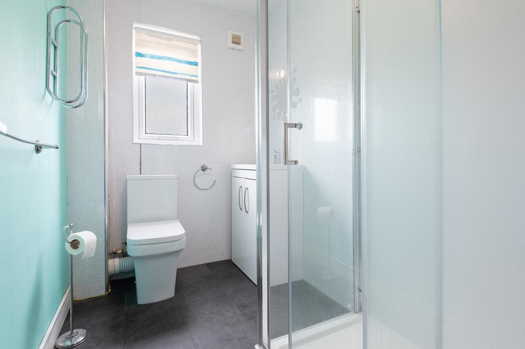 LEV1497PEM SHOWER ROOM.jpg
