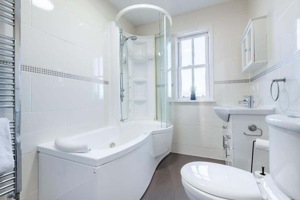 LEV1507JMP BATHROOM.jpg