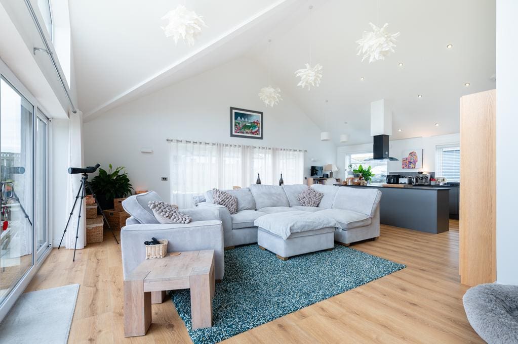 LIVING AREA TO KITCHEN