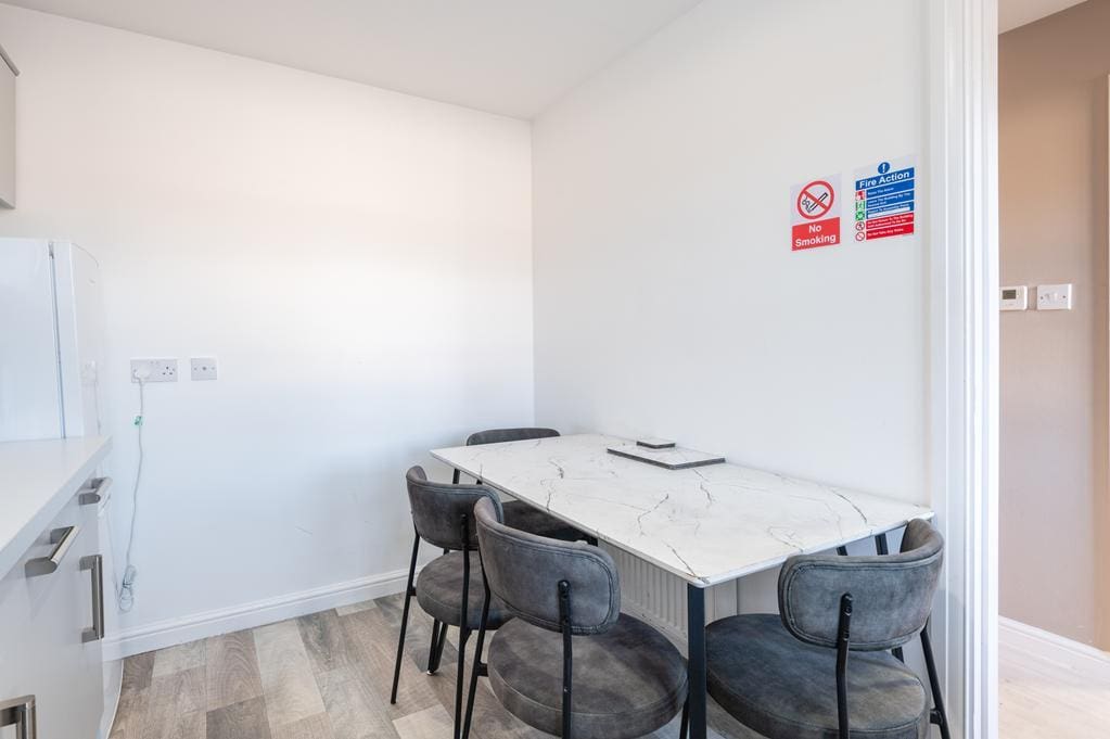 LEV1507JMP KITCHEN DINING AREA.jpg
