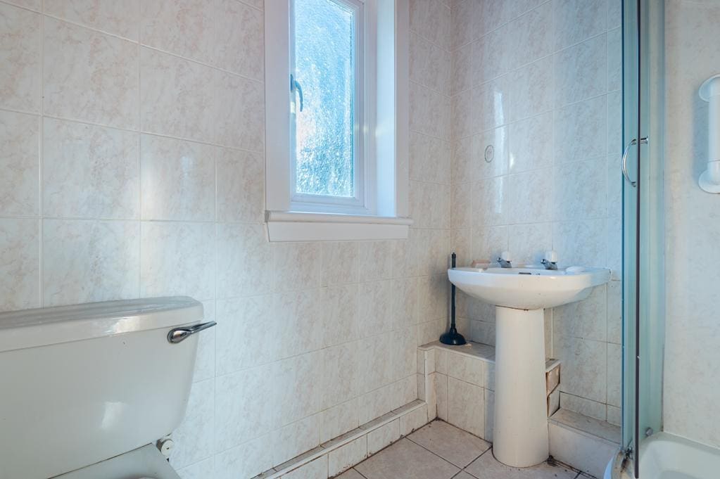 LEV1504PEM SHOWER ROOM AGAIN.jpg