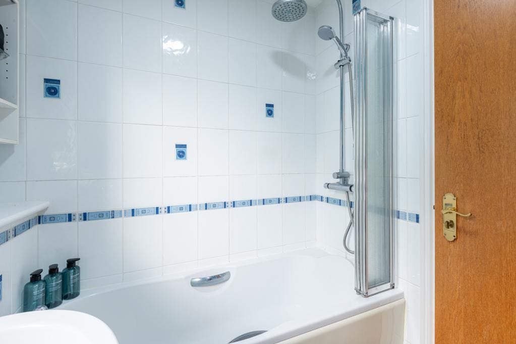 LEV1502JMP BATHROOM AGAIN.jpg
