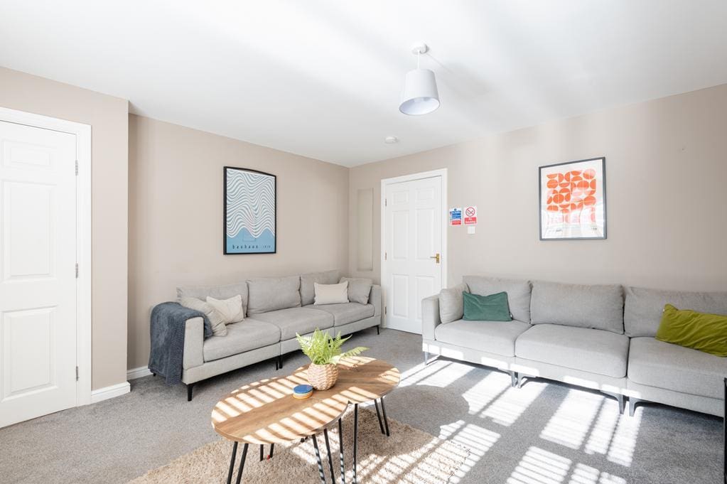 LEV1507JMP LIVING ROOM TO REAR.jpg