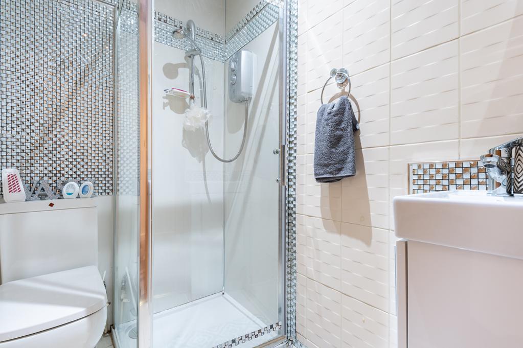 LEV1511JMP SHOWER ROOM.jpg