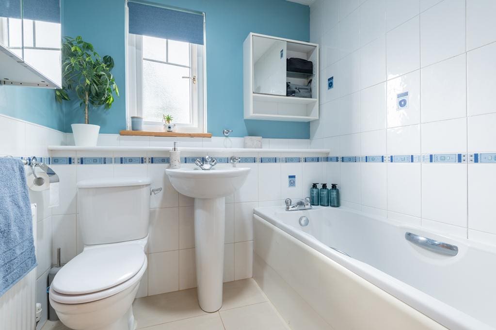 LEV1502JMP BATHROOM.jpg