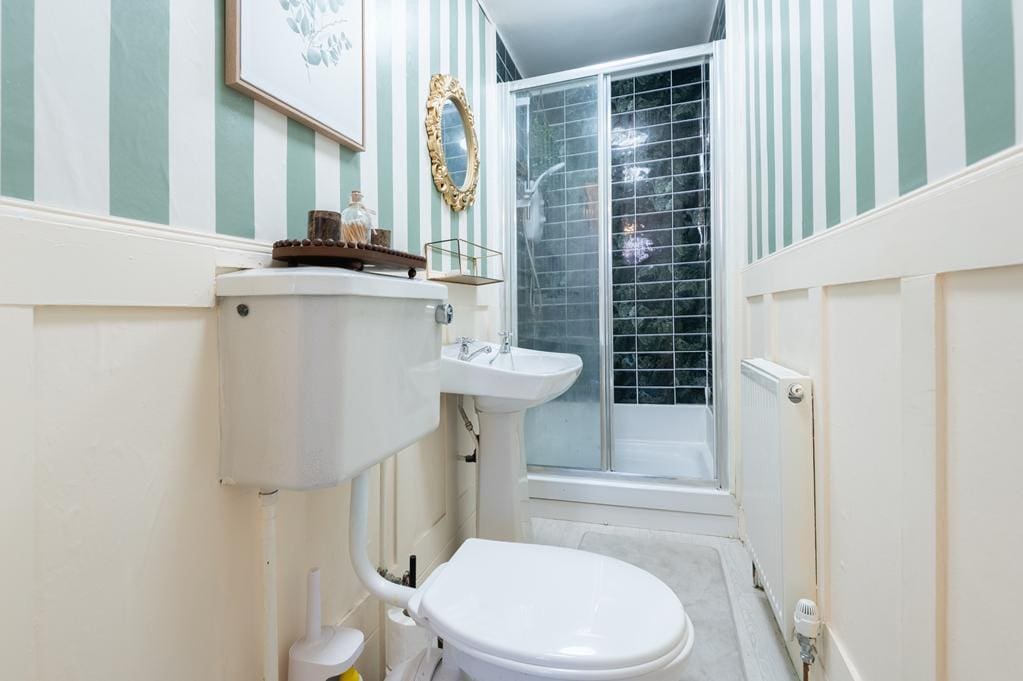 LEV1501PEM SHOWER ROOM.jpg