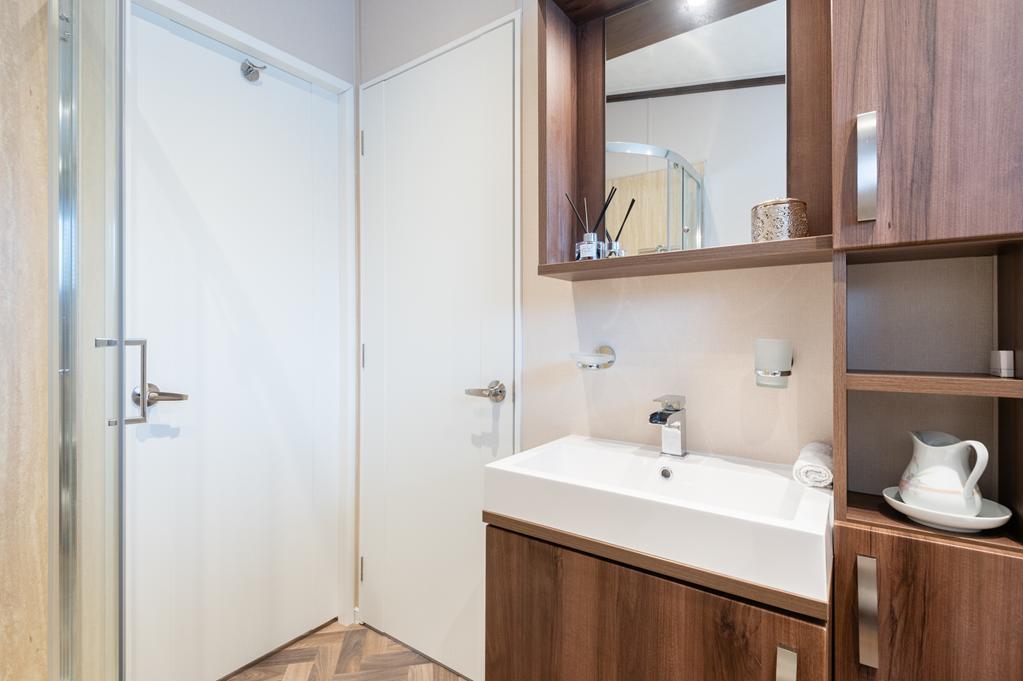 JACK AND JILL BATHROOM AGAIN
