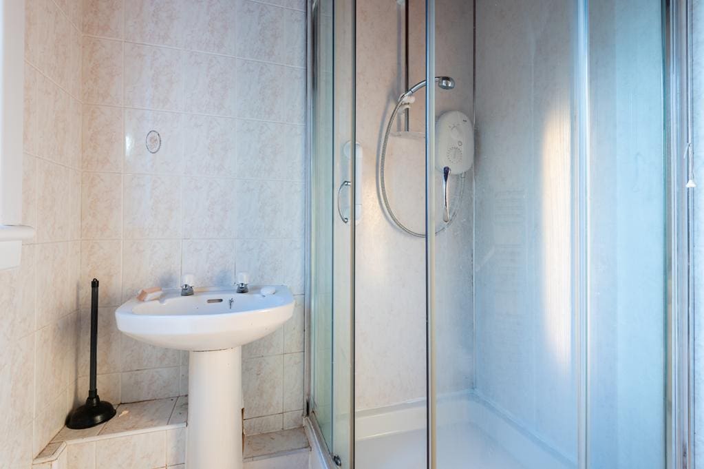 LEV1504PEM SHOWER ROOM.jpg